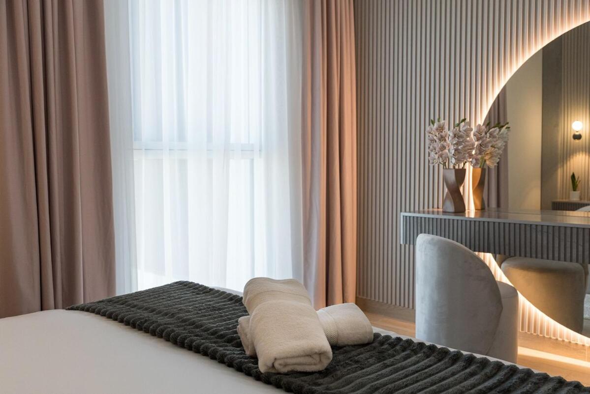 Apartment Premium 1bdr In Yas Island Near Ferrari World, Sea World, F1 *